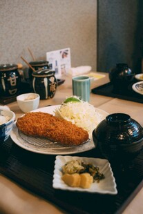 日式简餐摆放在木桌上