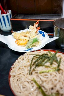 日式荞麦面与天妇罗套餐