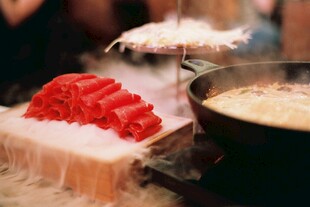 美味刺身与热气腾腾火锅
