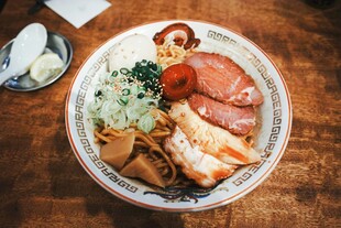 丰盛日式盖饭美食展示