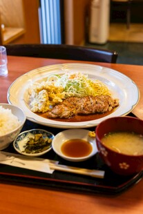 日式美味套餐摆放在桌前