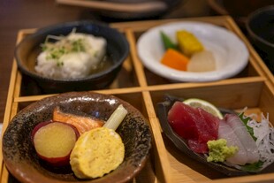 精致日式分格餐食拼盘