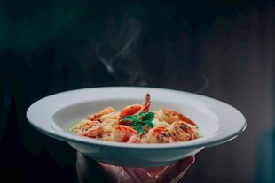 美味佳肴被优雅端起