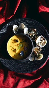 精致摆盘的美味海鲜料理