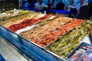 海鲜市场丰富多样的海鲜