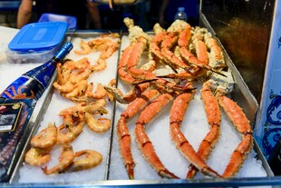 海鲜摊位的多样美味海鲜