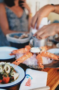 美味海鲜餐摆放在餐桌上