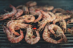 烤架上的美味鲜虾