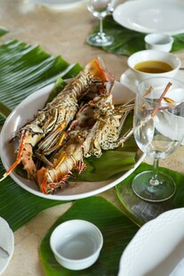 美味大虾摆于精致餐桌