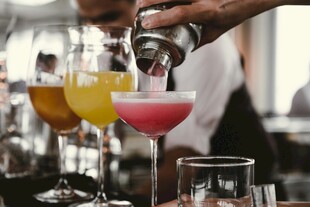 调酒师调制色彩缤纷鸡尾酒