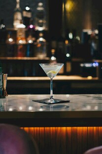 吧台边的精致马天尼鸡尾酒