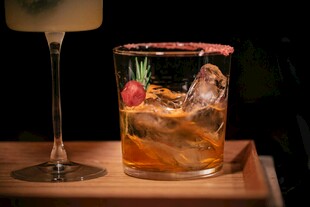 精致鸡尾酒搭配装饰