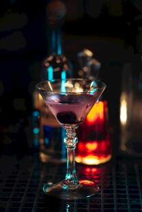 精致马天尼鸡尾酒特写