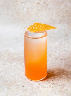 橙色鸡尾酒配橙片装饰