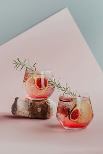 迷迭香装饰的创意鸡尾酒