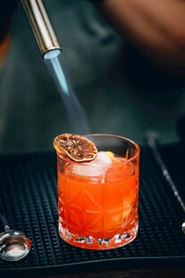 创意橙红色鸡尾酒制作瞬间