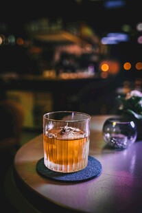 夜晚桌边的精致威士忌
