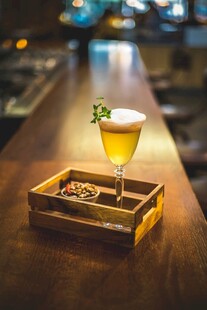木盘上的精致啤酒饮品