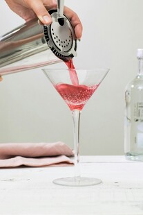 调制粉色鸡尾酒瞬间
