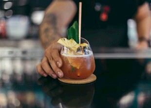 酒吧手递特色鸡尾酒
