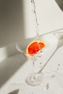 橙片马天尼酒倒入画面