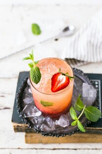 清新薄荷草莓鸡尾酒饮品