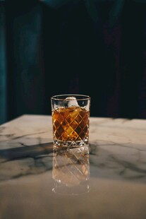 精致威士忌酒杯中的饮品
