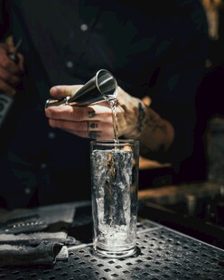 调酒师正在制作特色鸡尾酒