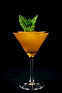 橙味鸡尾酒配清新薄荷叶