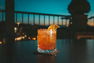 夕阳下的精致橙色鸡尾酒
