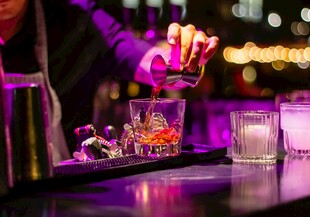 酒吧调酒师精彩调酒瞬间
