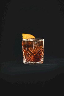 经典橙片装饰威士忌酒杯
