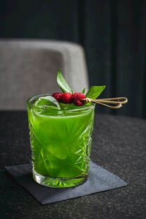 清新绿色鸡尾酒配装饰