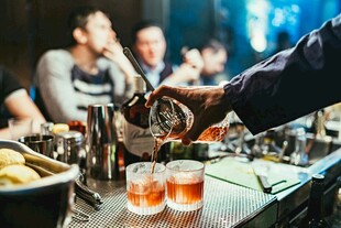 酒吧调酒场景