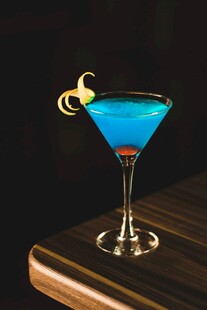 蓝色鸡尾酒配柠檬装饰