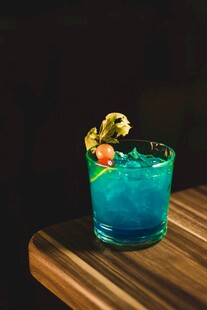蓝色鸡尾酒配精致装饰