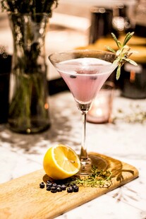 精致马天尼鸡尾酒摆拍