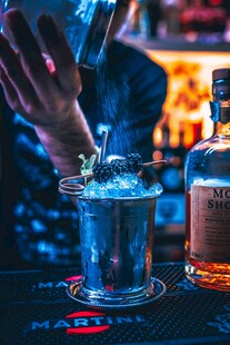 调酒师调制酷炫鸡尾酒