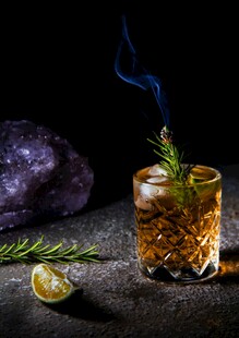 迷迭香鸡尾酒配紫晶与柠檬