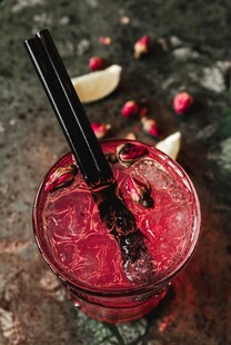 红色冰饮配吸管与石榴籽