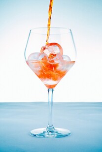 果汁倒入带冰高脚杯