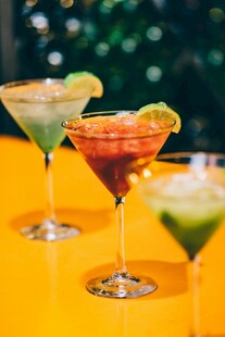 多彩鸡尾酒摆放在黄色桌面