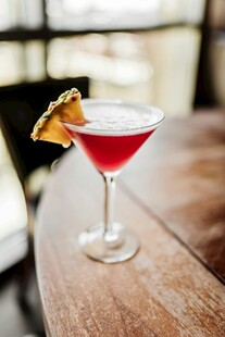 红鸡尾酒配橙片装饰