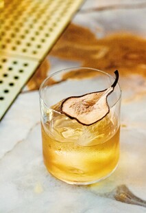 杯中梨片配金黄饮品