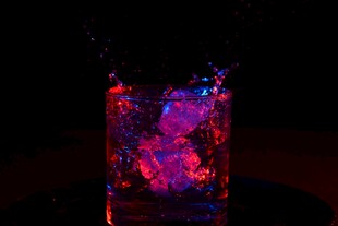 炫彩液体在杯中迸溅瞬间