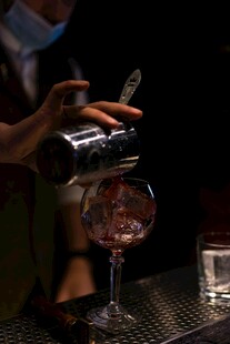 调酒师正在调制特色鸡尾酒
