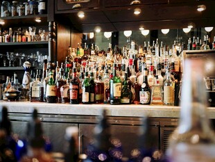 酒吧内琳琅满目的酒品陈列