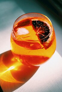 橙香鸡尾酒配橙片