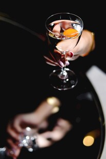 手持精美鸡尾酒特写