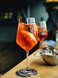 酒吧中的特色橙红色鸡尾酒